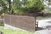 Kommunal lekplats (dåligt exempel på staket) i Kvarnbyn.