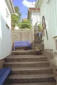 Trappa och parksoffa i trång passage. Kvarnbyn.