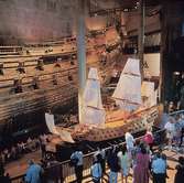 Modellen av Vasa i skala 1:10 bredvid sin förlaga i Vasamuseet
