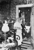 Fru Dorothea Lindström 1852-1927 och sonen Edvin Lindström i finrummet Fregattgatan 13A Björkholmen Karlskrona