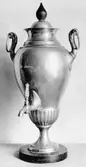 Urnformad samovar av metall stående på sockel. Gunnebo slott, 1930-tal.