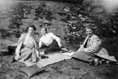 De tre systrarna Lindblom sittandes på filtar utomhus, 1930-tal. . Döttrar till Gunnebo slottsanställda Karl August (1870-1949) och Hilma Sofia Viktoria (1876-1921) Lindblom.
