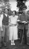 Margareta Sparre står mellan två män, troligtvis trädgårdsmästare. Gunnebo slott 1930-tal.