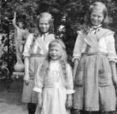 Systrarna Lindblom poserandes utomhus. Astrid, Hildur och lilla Calla framför. Man ser en staty i bakgrunden. 1930-40-tal. Döttrar till Gunnebo slottsanställda Karl August (1870-1949) och Hilma Sofia Viktoria (1876-1921) Lindblom.