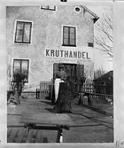 Elin Liljefors utanför Liljefors kruthandel, kvarteret Edda, Svartbäcksgatan 37, Uppsala 1900 - 1901