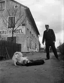 Andreas Grill och hundarna Jack och Lasko, kvarteret Edda, Svartbäcksgatan 37, Uppsala 1900 - 1901