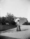 Sigrid Lundqvist i Unversitetsparken, Uppsala 1900 - 1901