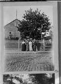 Signe Kolthoff, Elin Liljefors, Christiane Liljefors och Artur Rydin utanför Svartbäcksgatan 37, Uppsala 1900 - 1901