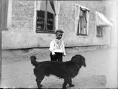 Ivar Liljefors och hunden Jack, Svartbäcksgatan 37, kvarteret Edda, Uppsala 1900 - 1901