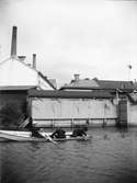 Simpromotion - Filip Åkerblom, Walfrid Eckman och Knut Hamilton i roddbåt på Fyrisån vid Kallbadhuset, kvarteret Heimdal, Uppsala 1900 - 1901