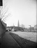 Svartbäcksgatan och gångbron vid Skolgatan, före Haglunds bro, Uppsala 1901