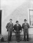 Ruben och Pontus Liljefors med Gottfrid Kallstenius, Svartbäcksgatan 37, kvarteret Edda, Svartbäcken, Uppsala 1900 - 1901