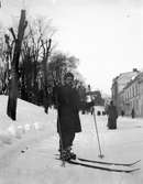 Man på skidor, Nedre Slottsgatan, Uppsala