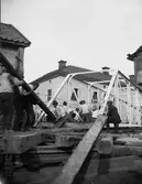 Bron vid Skolgatan under flyttning till Odensgatan, Uppsala 1901