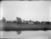 Vattendrag  och bostadshus, sannolikt Uppland