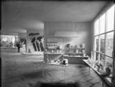 Gävleutställningen 21 juni-4 augusti 1946
KF:s paviljong
Skyltning med porslin från Gustavsberg och arbetskläder från Slitman
Interiör
