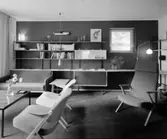 H55 Helsingborgsutställningen
Interiör Hem i Sverige. Vardagsrum, soffgrupp framför bokhylla.