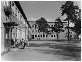 Skanskvarns folkskola, (Skanskvarnsskolan)
Exteriör, barn på skolgården