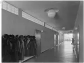 Lyceum för flickor (Östermalmsskolan)
Interiör Korriodor med kläder på klädhängare
