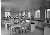 Lyceum för flickor (Östermalmsskolan)
Interiör Skolkök med elever