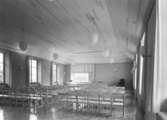 Brunnsviks folkhögskola
Interiör av föreläsningssal med piano, kateder och stolar.