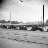 Stadsbild över Strömbron.
Vy över Skeppsholmen med Chapman, samt Kungliga slottet och Södermalm. Bilden tagen från Kungsträdgården, gamla bilar i förgrunden.