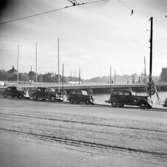 Stadsbild över Strömbron.
Vy över Skeppsholmen med Chapman, samt Kungliga slottet och Södermalm. Bilden tagen från Kungsträdgården, gamla bilar i förgrunden.