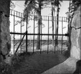 Skogskyrkogården
entrégrinden mot väster. fotgängarentré