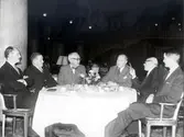 Porträtt av bland andra Sigurd Lewerentz
Sigurd Lewerentz med kollegor på lunch på Grand Royal 1961-02-15  för att fira arkitekt Linns avhandling: En arkitekt och hans arbete. (Osvald Almqvist).