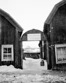 Okänd Resebilder Stockholm, Sverige, Italien mm
Portal mellan två trähus
