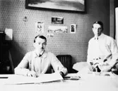 Porträtt av arkitekten Sigurd Lewerentz och ytterligare en man