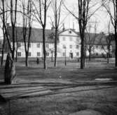 Drottninghuset, Stockholm
Johannes kyrkogård
Exteriör

Svensk arkitektur: kyrkor, herrgårdar med mera fotograferade av Arkitekturminnesföreningen 1908-23.