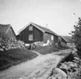 Bua by, Halland
Exteriör

Svensk arkitektur: kyrkor, herrgårdar med mera fotograferade av Arkitekturminnesföreningen 1908-23.
