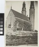 Högalidskyrkan
Exteriör under byggprocessen. Byggställningar utmed långsida.