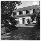 Biskopsgården i Skara
Exteriör mot entré med grusgång och träd i förgrunden.