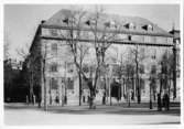 Stockholms Enskilda Bank
Exteriör, utsikt från Kungsträdgården med träd och människor i förgrunden.