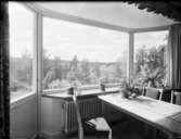 Fagersta lasarett
Interiör. Fönster med bord och stolar framför.