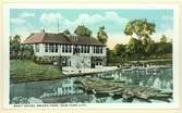 Boat House, Bronx Park
Exteriör. Båthus med båtar i förgrunden.