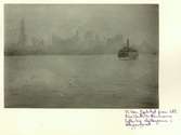 Båtresan över till USA
Ankomst till New York i dimma. Båt i förgrunden. Resebild ur Gunnar Asplunds samling.
