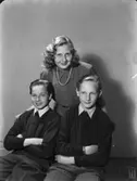 Grupporträtt
Kvinna och två pojkar