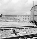 Bröderna Hedlund.
Byggnader med järnvägsspår i förgrunden.
Exteriör.