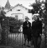 Två kvinnor och en flicka vid grinden till Davidshöjd, Marstrand.
Exteriör