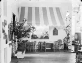 Bord, stolar och markis i en restaurangscenografi
Utställningen Nyttokonst på Nationalmuseum