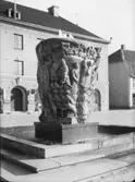 Skulpturen Krönikebrunnen av konstnären Nils Sjögren