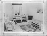 Reproduktion
Barnrum med flera sängar och skrivbord
Interiör