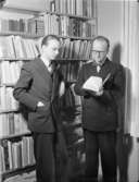 Två män med en uppslagen bok vid en bokhylla
Fotografering för tidskriften Kooperatören
Interiör
