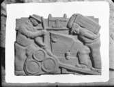 Relief med hamnarbetare av skulptören William Marklund