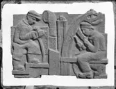 Relief med arbetare av skulptören William Marklund