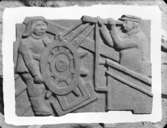 Relief med sjömän av skulptören William Marklund
