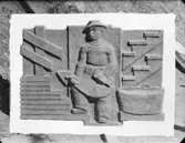 Relief med murare av skulptören William Marklund
